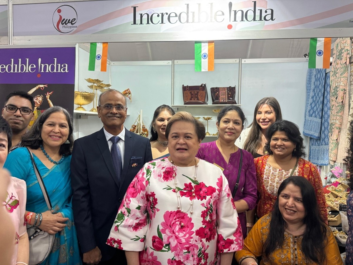 Visit of Secretary of DFA of the Philippines at Indian Pavilion in International Bazaar