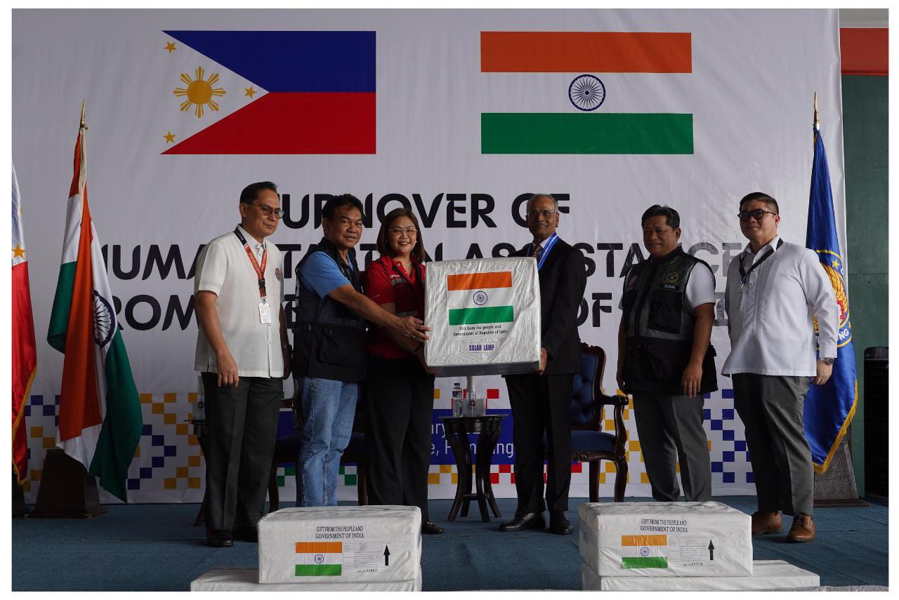 India handed over 30 tons of relief material to Philippines